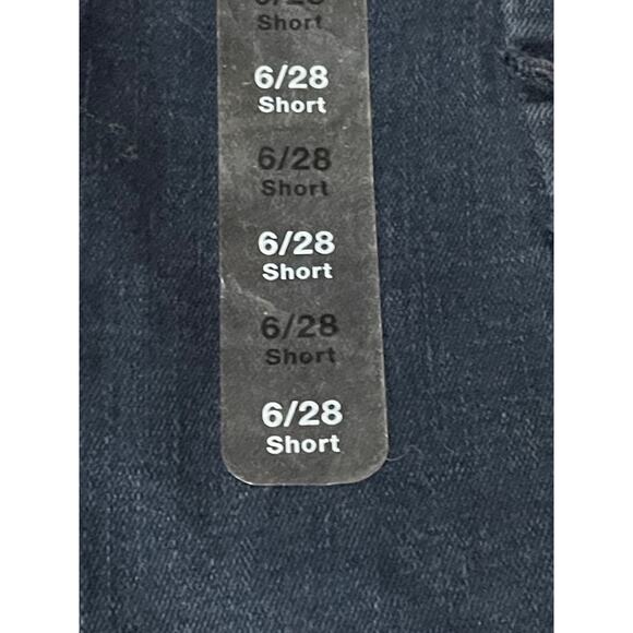 High Rise Universal Legging Jeans with Washwell 6/28 Short - Picture 5 of 9